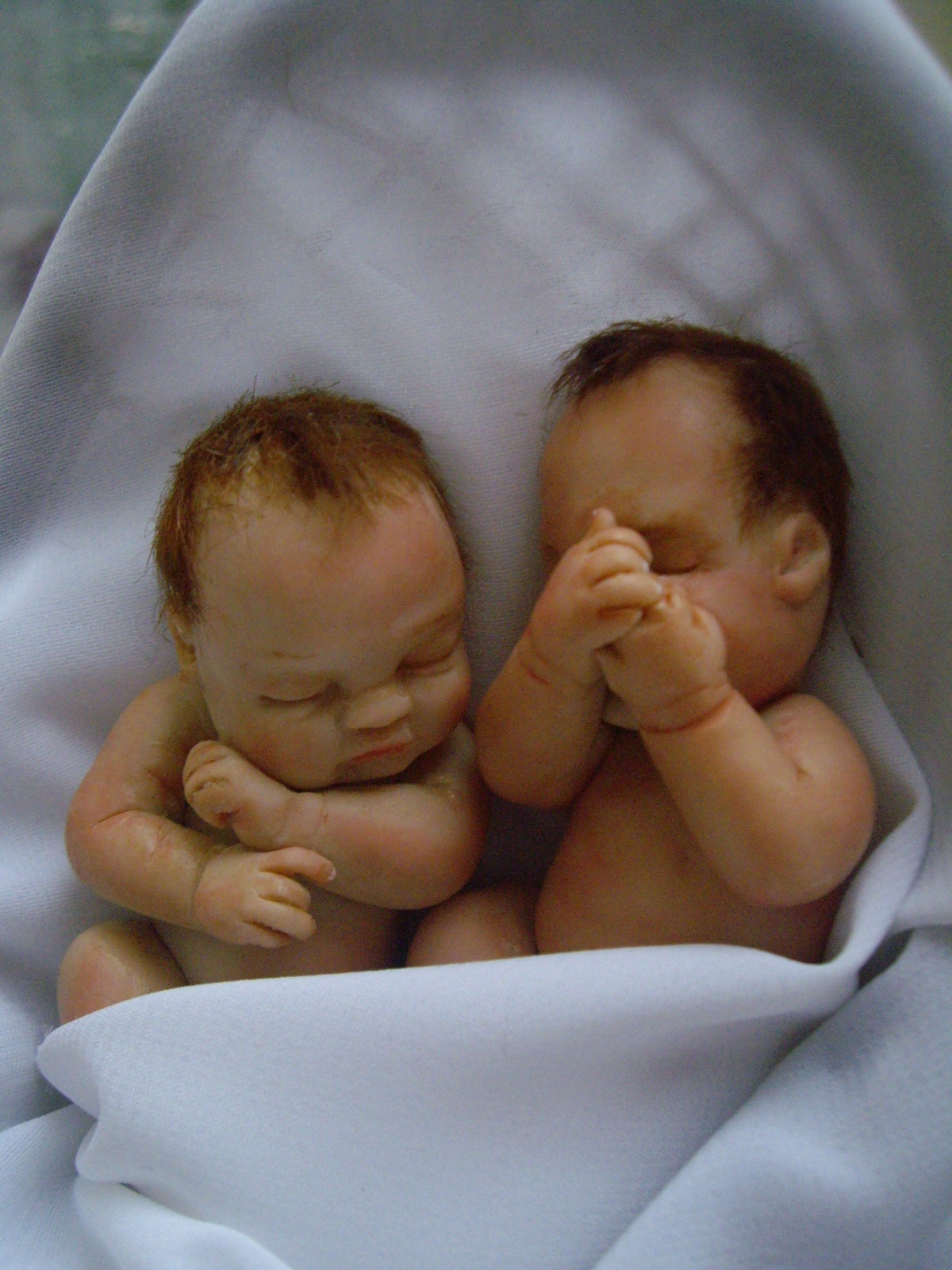 два малыша близнеца куколки