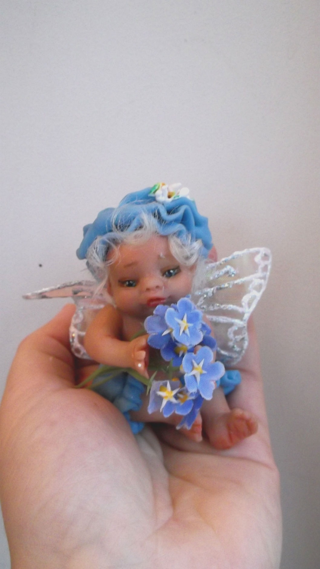 маленькая фея с синими цветочками