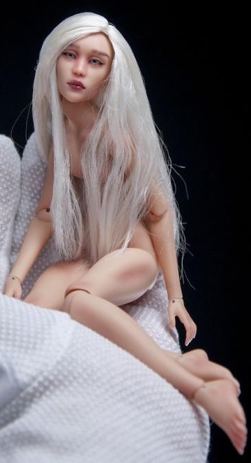 шарнирная голая кукла с белыми волосами