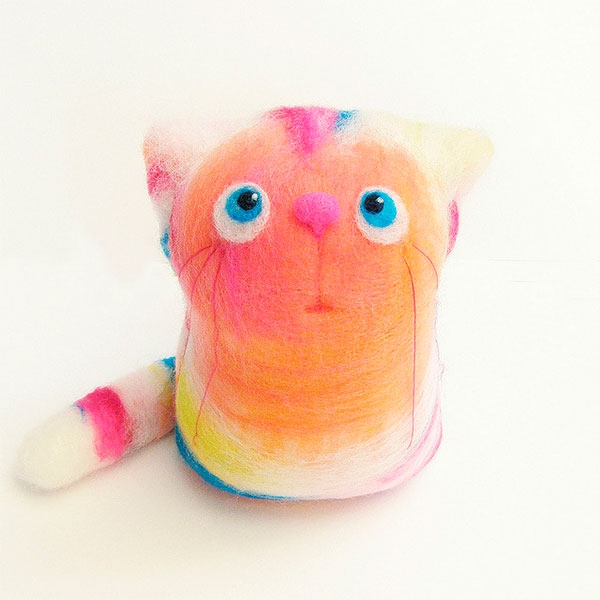валяный кот в цвете радуги
