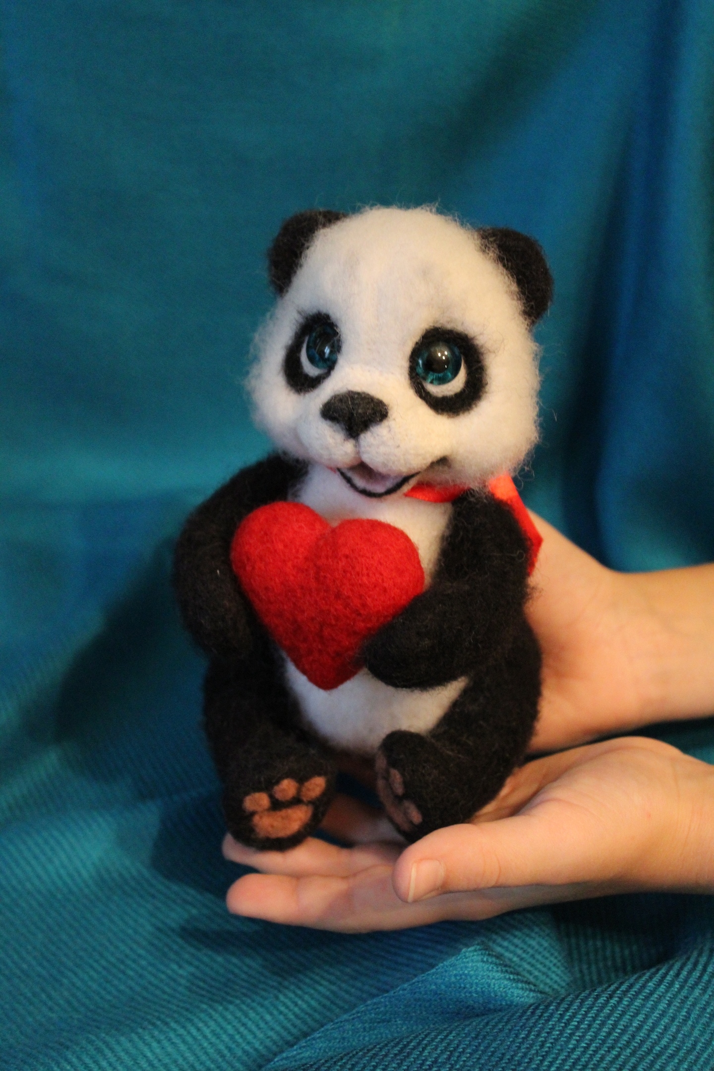 валяная панда с сердечками