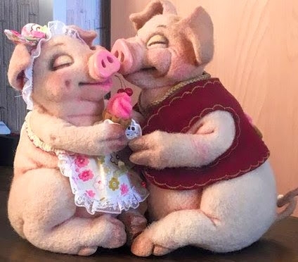 две валяных свинки целуются