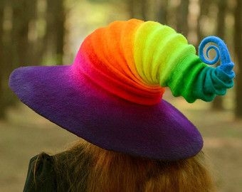 девушка в валяной шляпе цвета радуги
