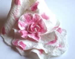 нежно-розовый белый шарф