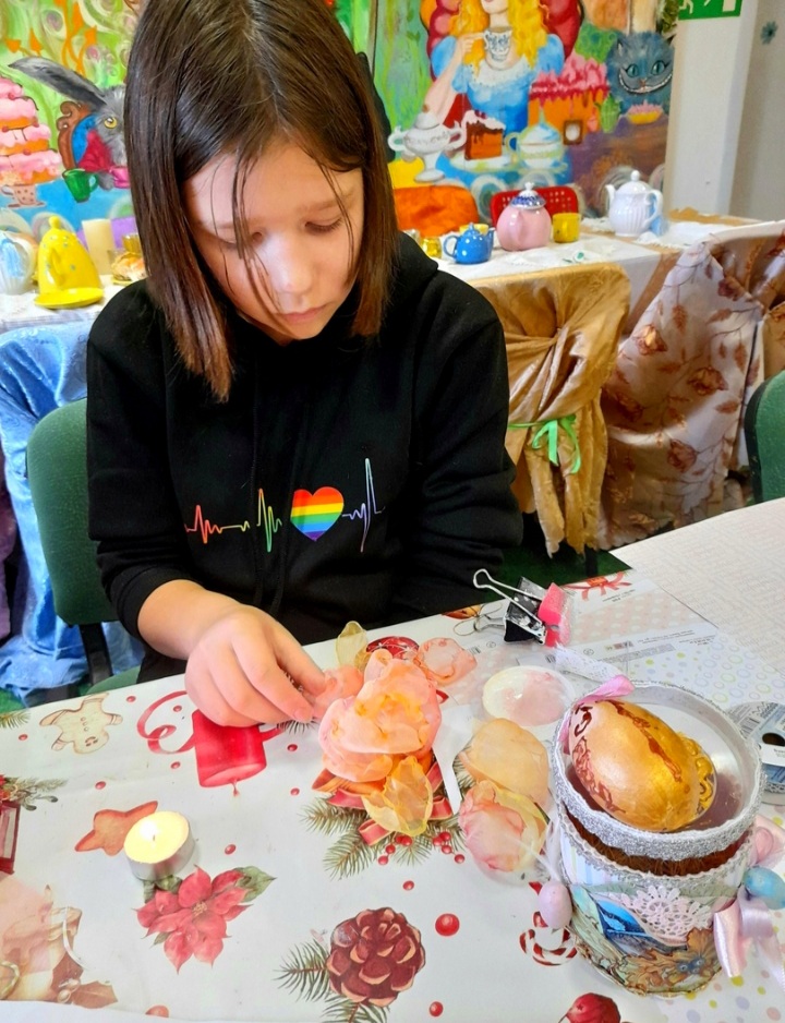 девочка изготавливает яйцо в стиле скрапбукинг