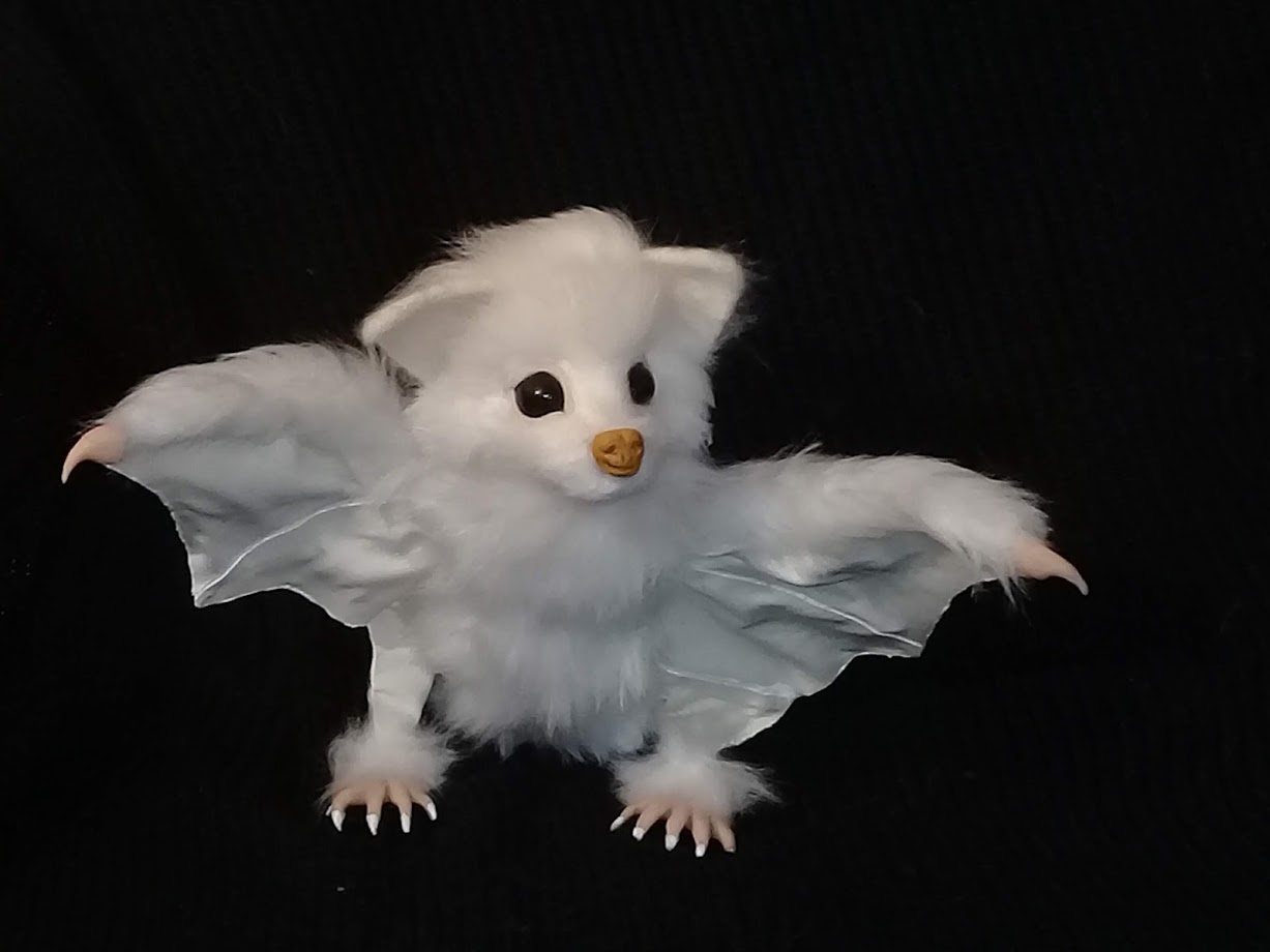 белая летучая мышь кукла