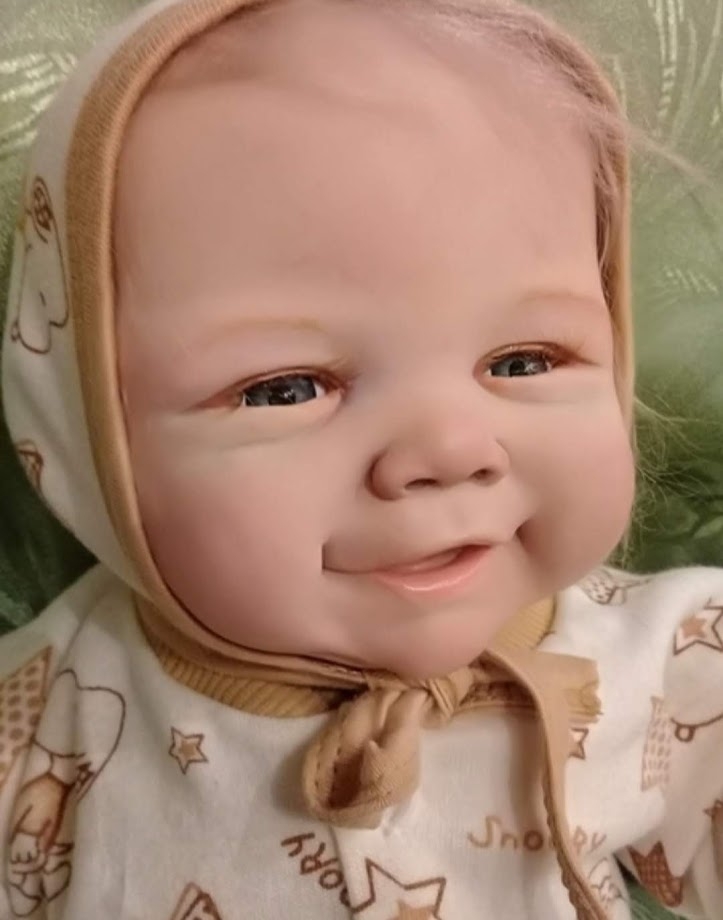улыбающаяся кукла