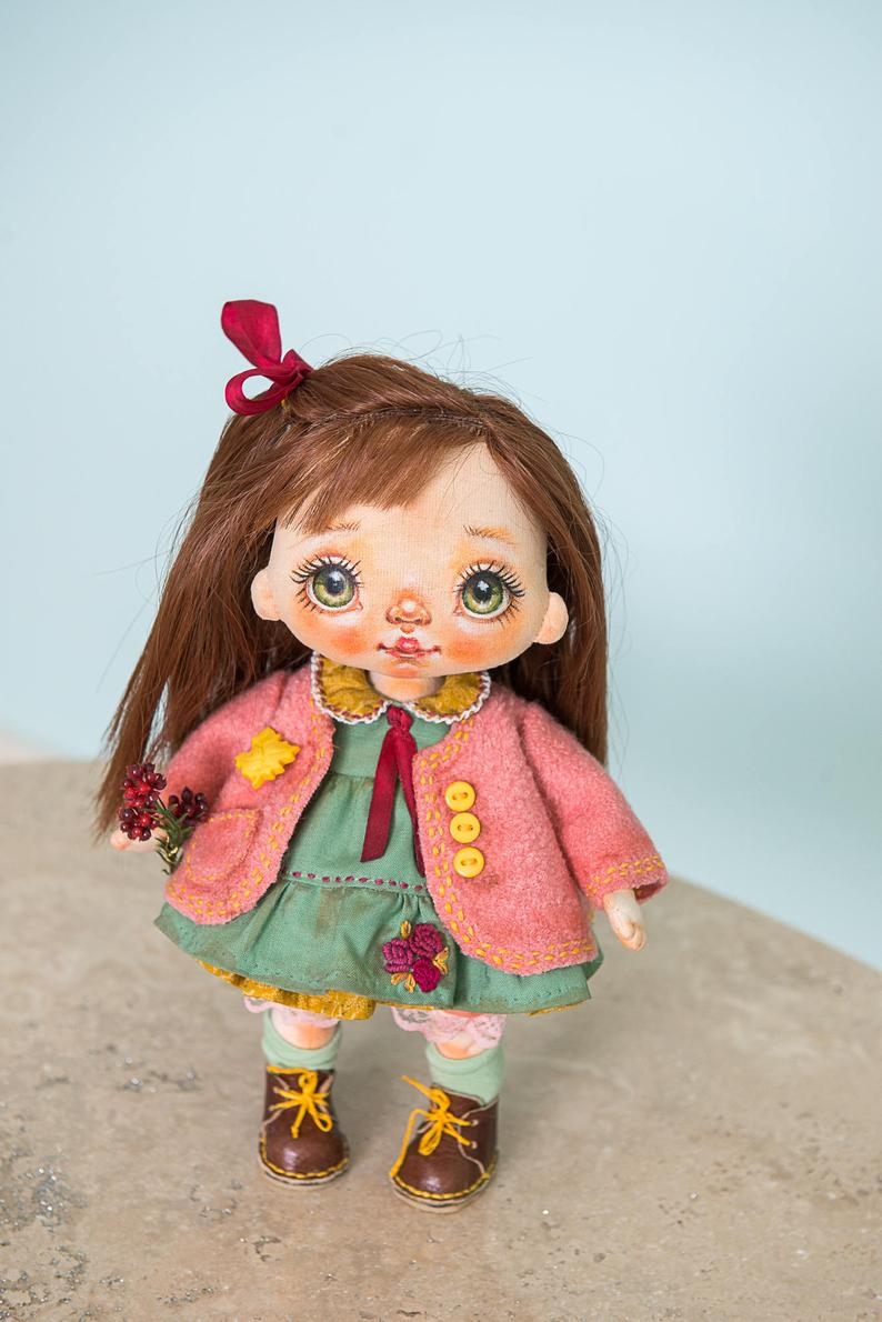 текстильная кукла в розовом жилете