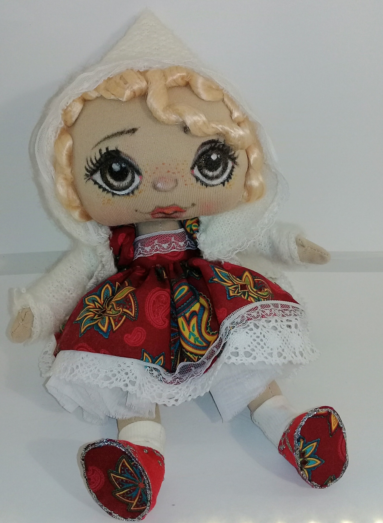 красивая текстильная кукла в красном платье