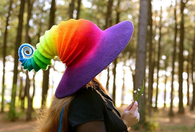 женщина в валяной шляпе в виде радуги