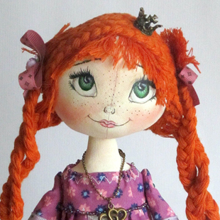 кукла из ткани с рыжими волосами