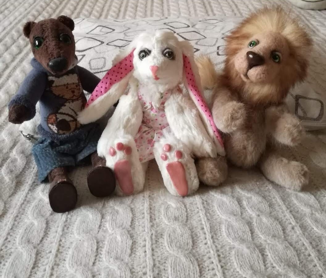 игрушки лев заяц и медведь