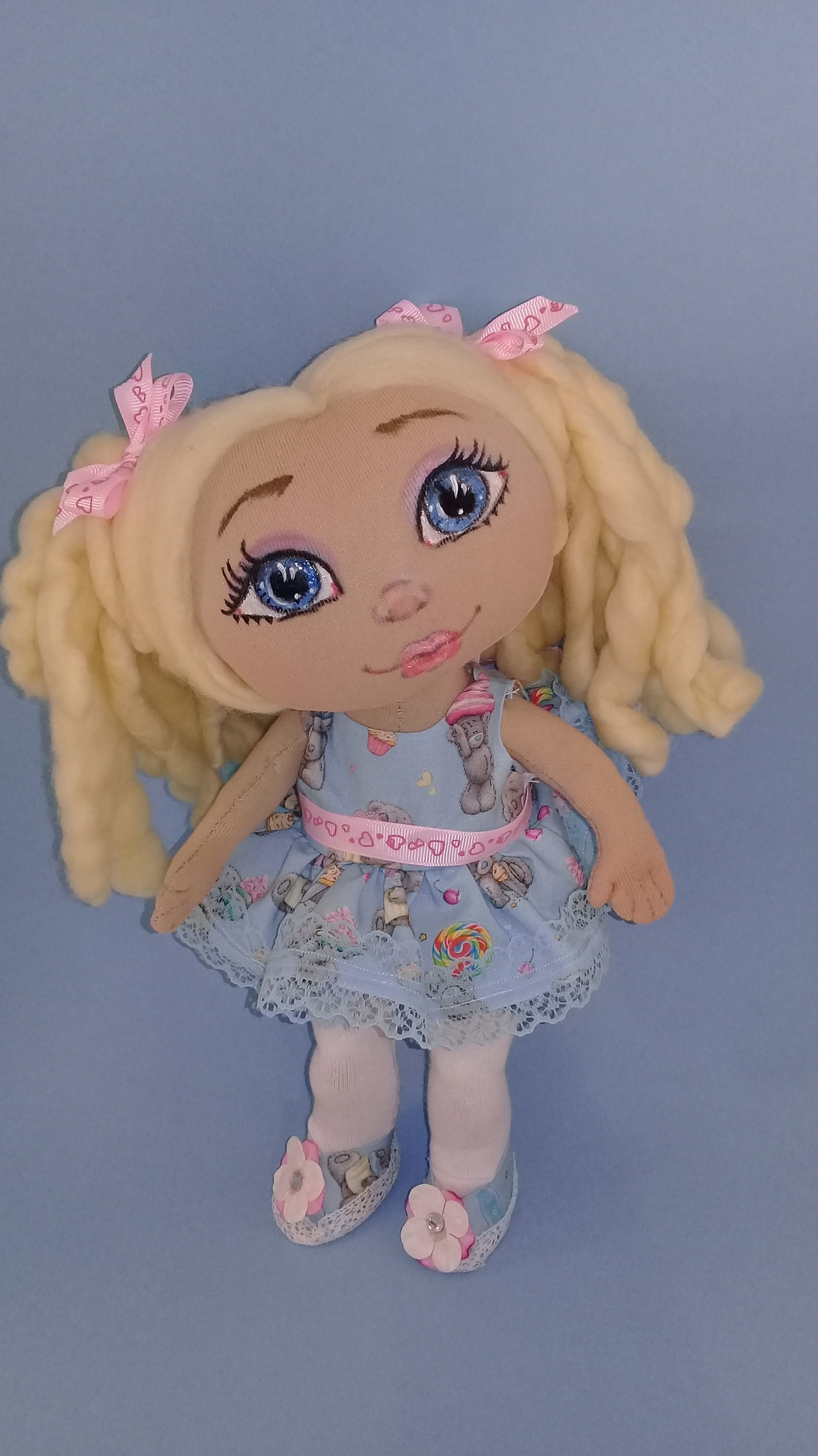 текстильная кукла со светлыми волосами